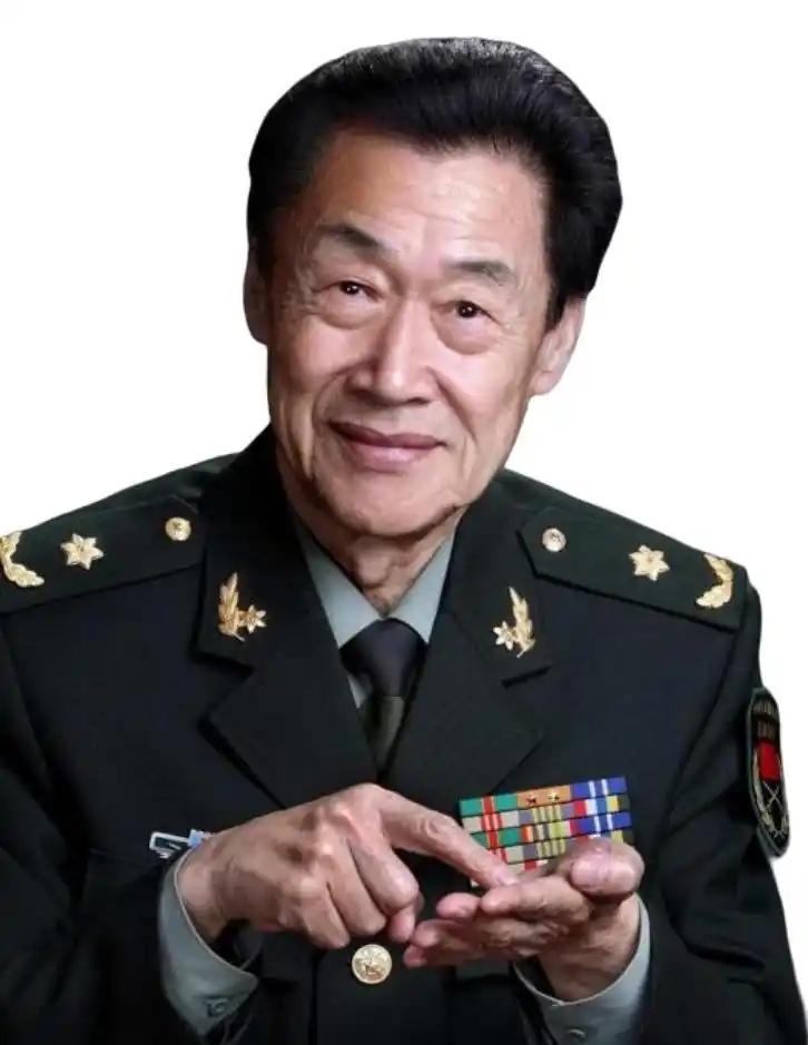 1964年，钱学森在研发东风2号导弹时，发现射程不够，几乎所有人都建议要多加助燃