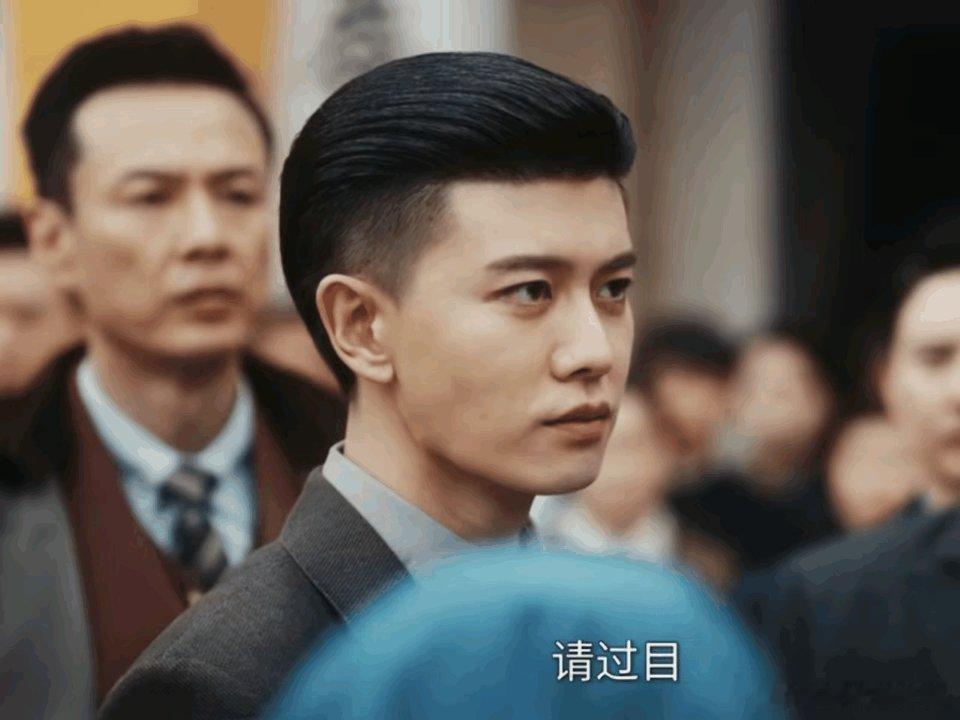 《风与潮》开播任嘉伦西装造型帅的没边了 剧里每一帧都想截图怎么回事 