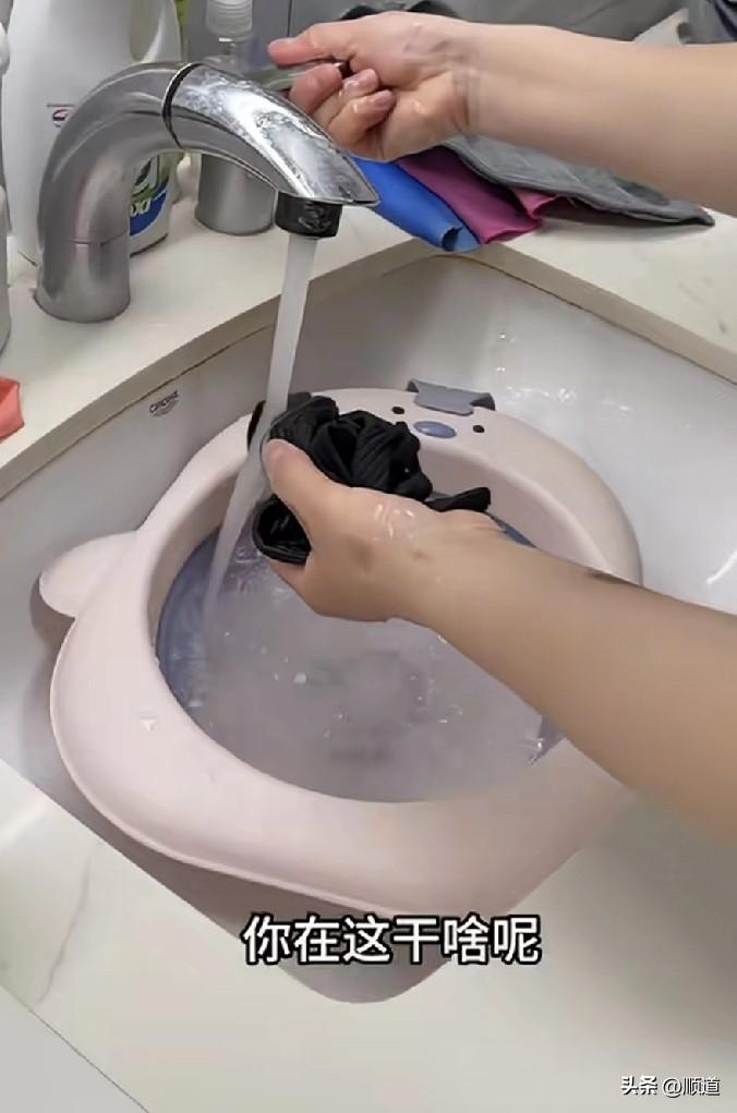 4月2日，上海一名男子在青旅男盥洗澡的淋浴间洗澡时，一名女保洁员好像没看见男子正