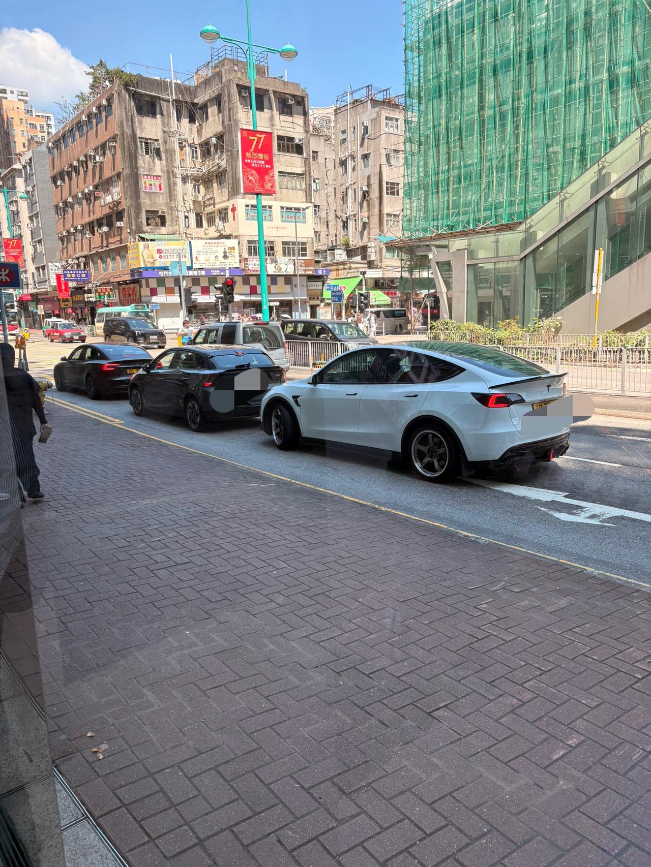 香港街头的特斯拉的电动车的比例比较高，基本上10辆电动车里面可能有六七台是特斯拉