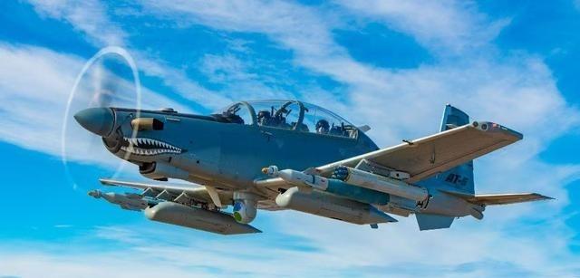 俄乌战场上的无人机真是满天飞啊，简直成了现代战争的标配。你看俄罗斯那边儿，动不动