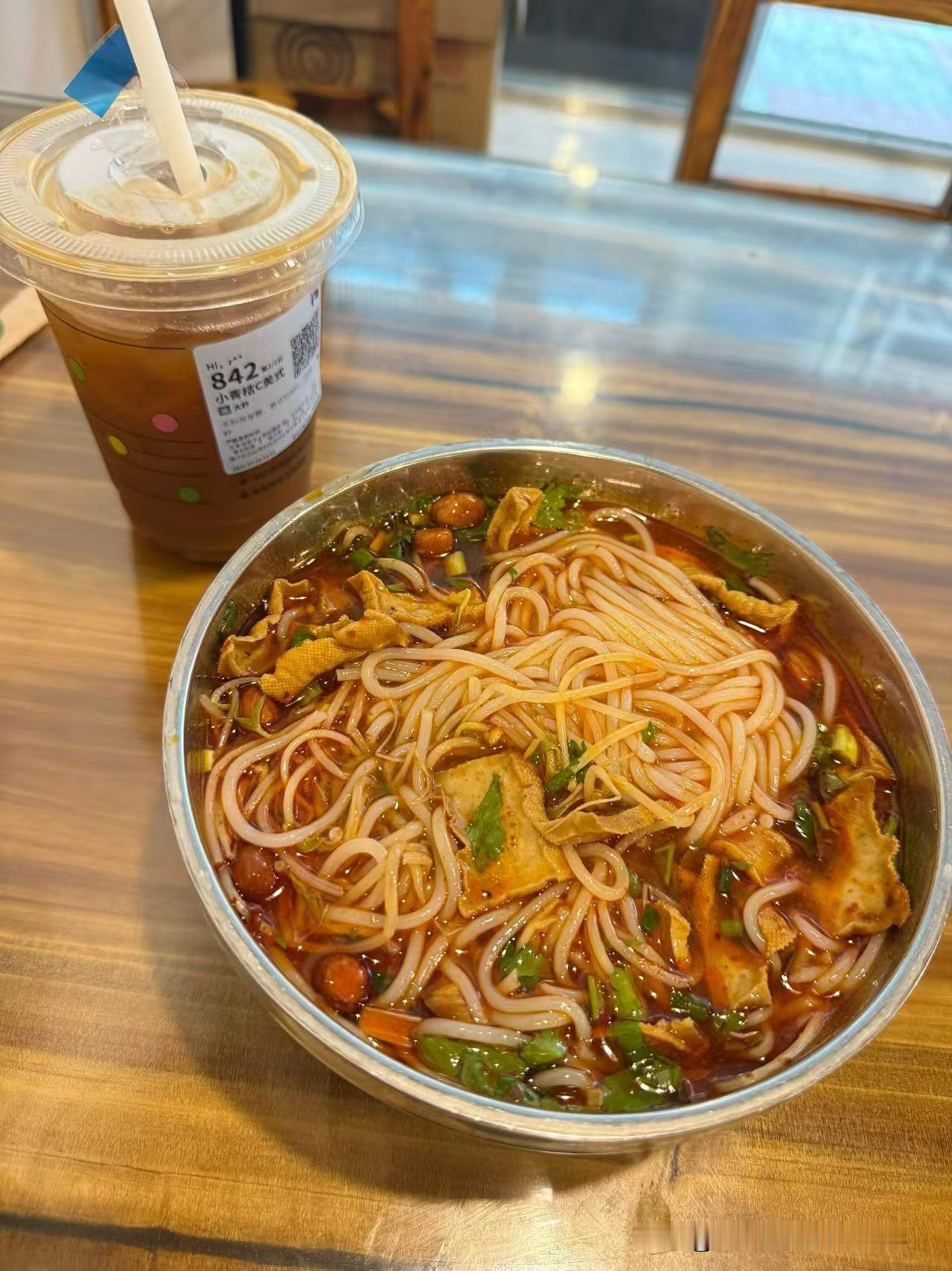 晒晒我的早餐，简简单单一碗面条，开启元气满满的一天。
 
清晨不想大费周章，煮上