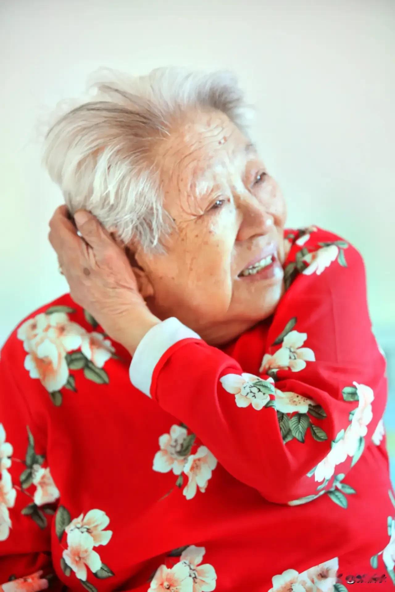 樱花祭·念母思父
 
樱花纷然飘落
风，伸出无形的手
再度扬起
那漫天如霰的粉泪