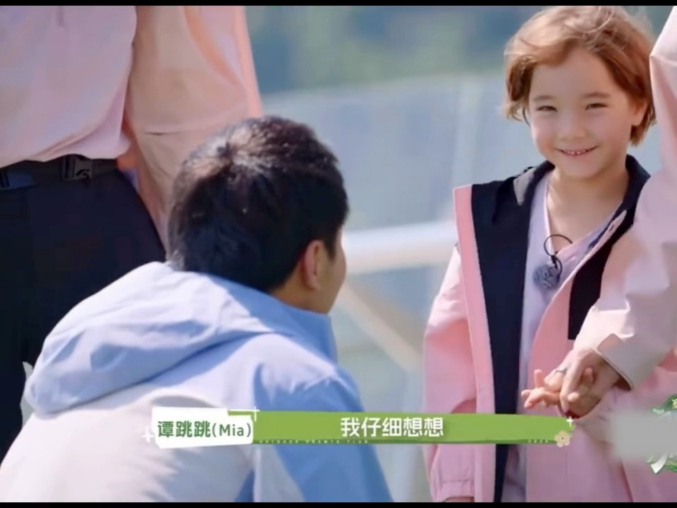 徐志胜被小孩嫌弃徐志胜被小孩拒绝握手 别的嘉宾都顺利和小朋友完成握手，轮到徐志胜