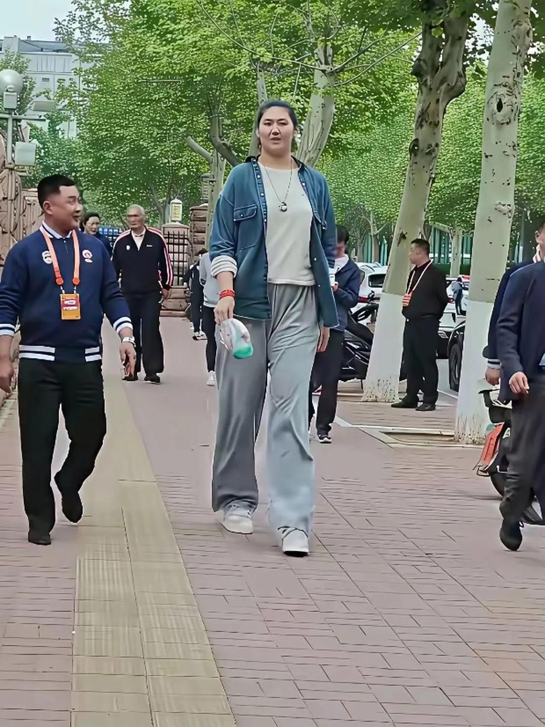 这真有女巨人的感觉，谁能想到女孩也能长得这么高，但张子宇她确实做到了，这简直就是