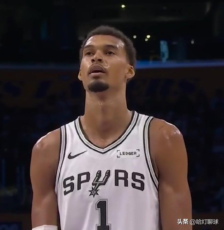 文班亚马本赛季前3次与尼克斯交手的数据表现！！！
1：替补上场25分钟，投篮17