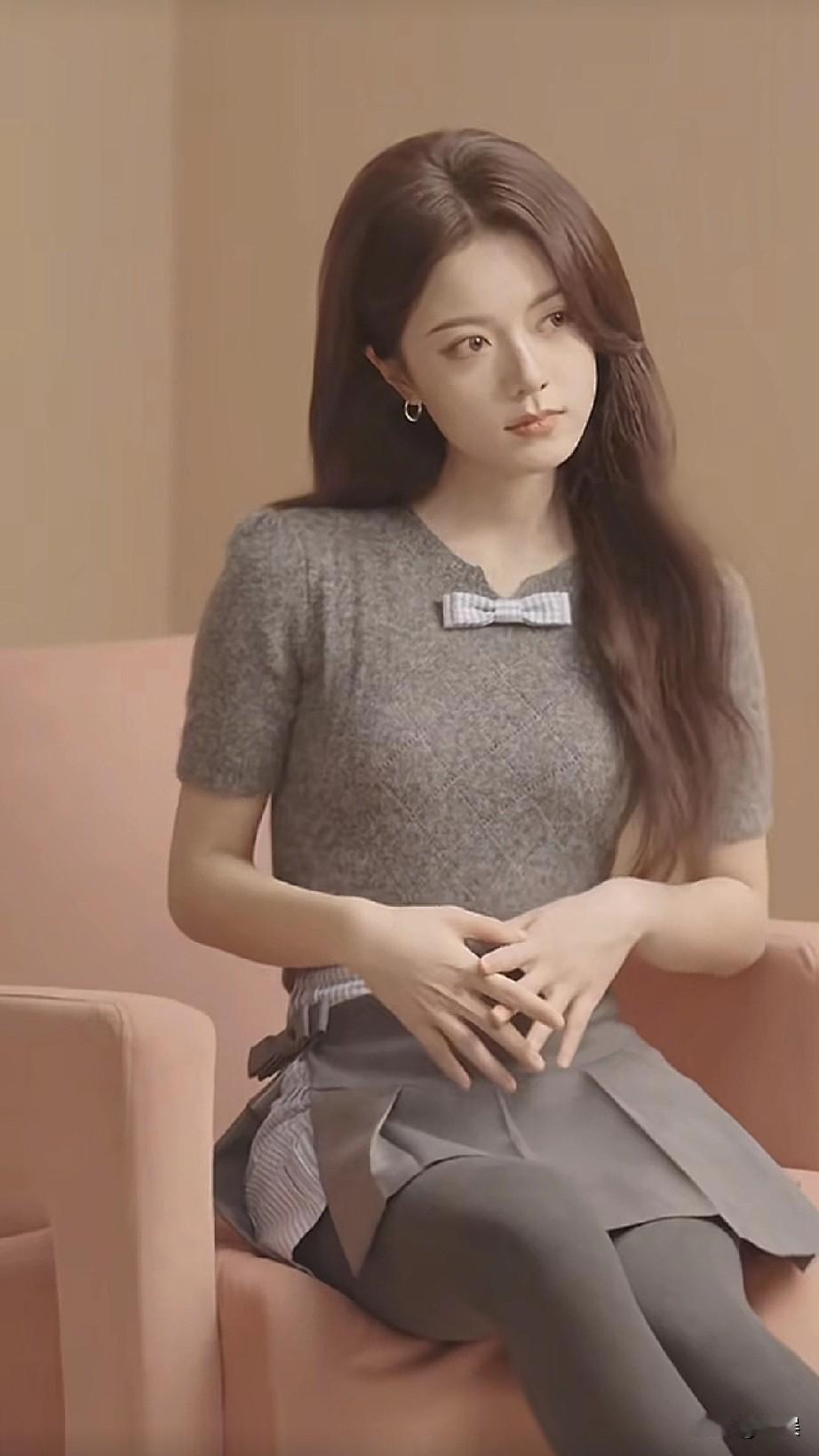 赵今麦灰色小衬衫，搭配同色系百褶裙