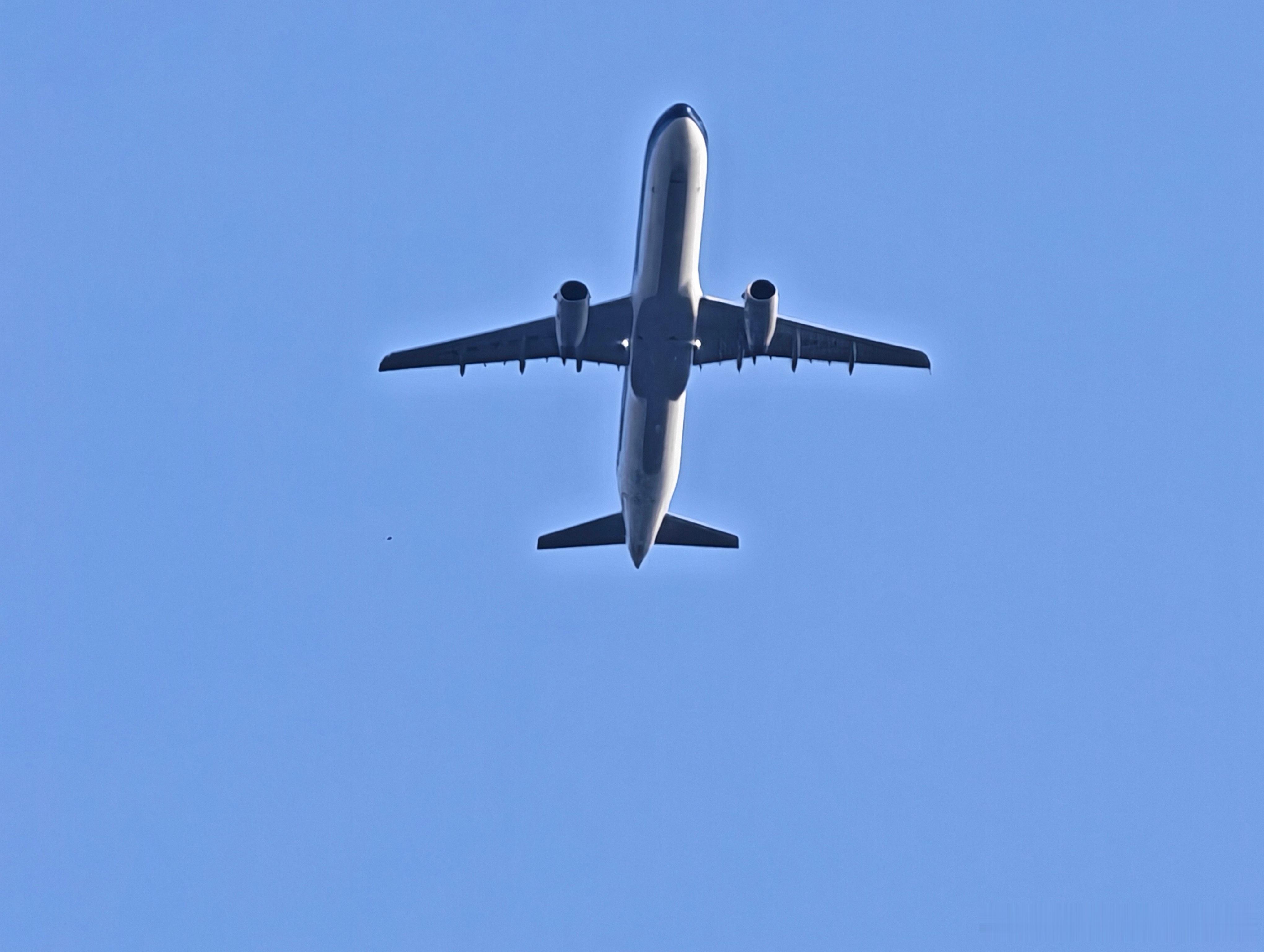 难得好天气，荣耀手机拍飞机，看看有没有机会拍到深圳机场的C9191。荣耀荣耀Ma