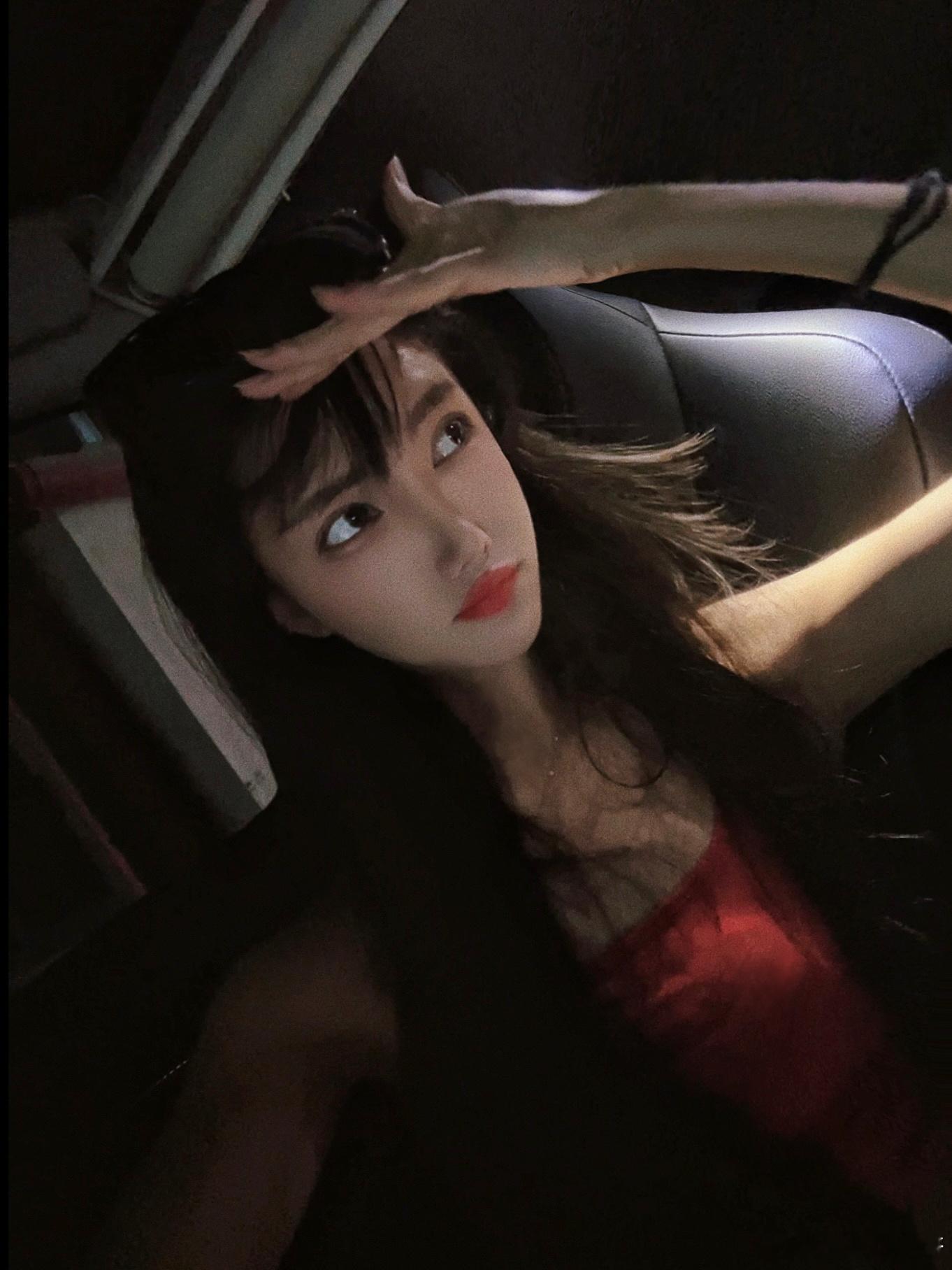 纠结，剪了刘海就等于放弃三天不洗头的自由  ​​​