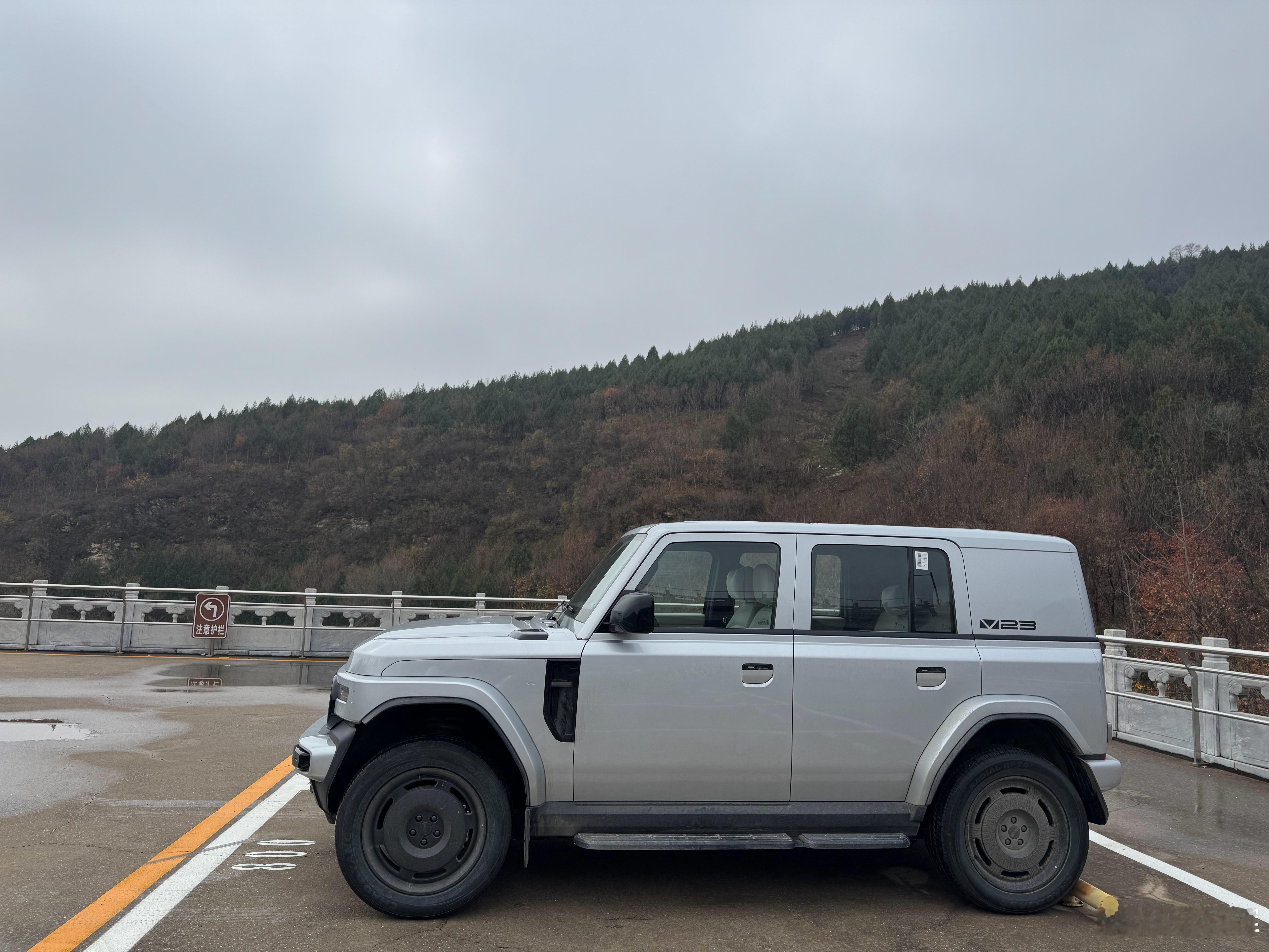 V23跑了1万2000公里了，家附近天天施工，几乎没有干净的时候，不过这样也蛮符