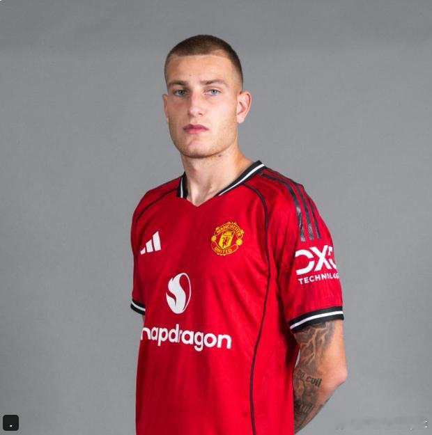 曼联官方宣布年轻前锋休吉尔加盟基尔马诺克俱乐部，年轻后卫本内特加盟弗利特伍德郡俱