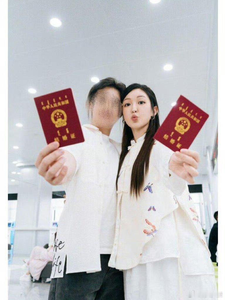 2026年9月19日，千万粉丝时尚博主张凯毅通过社交媒体正式宣布与丈夫张煜东离婚