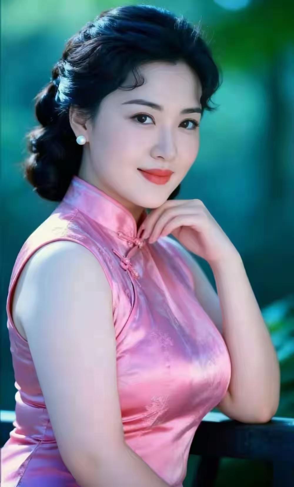 天净沙·马年寄内
流光并辔双鸳，
涵星漱月同船。
蕙质松筠作笺，
眉间深浅，
春