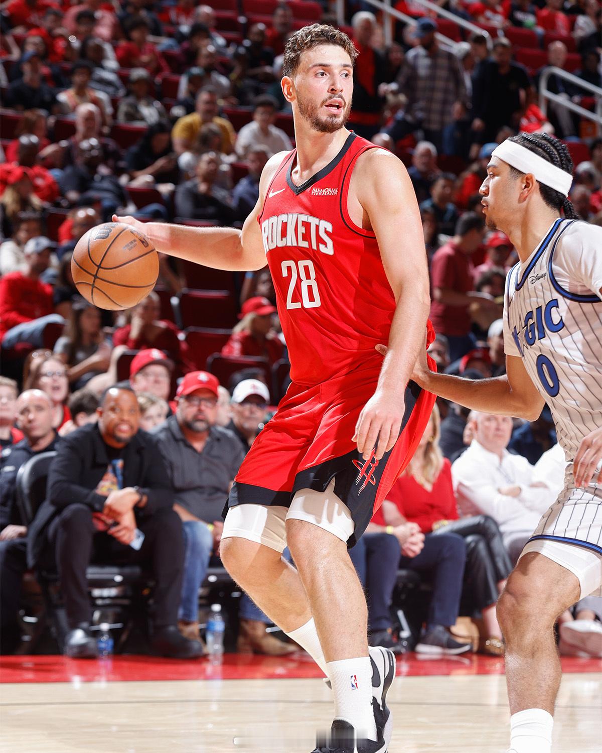 据统计，申京本赛季场均23分10.3板7.4助1.3抢断，命中率48%，三分命中