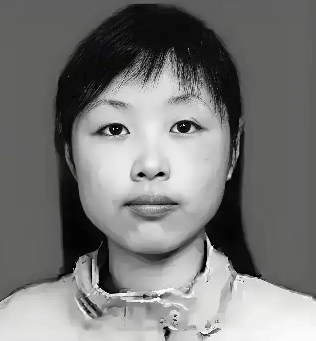 2008年，她被埋进废墟，身体断成三截，救援人员赶到时，发现她用身体死死护住一个