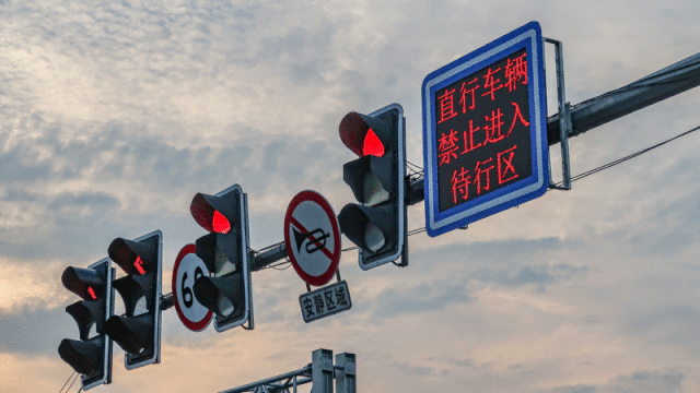 今天理想VLA生效了顺利识别了直行待行区的文字提醒本次智驾大赛 少有的能正确识别