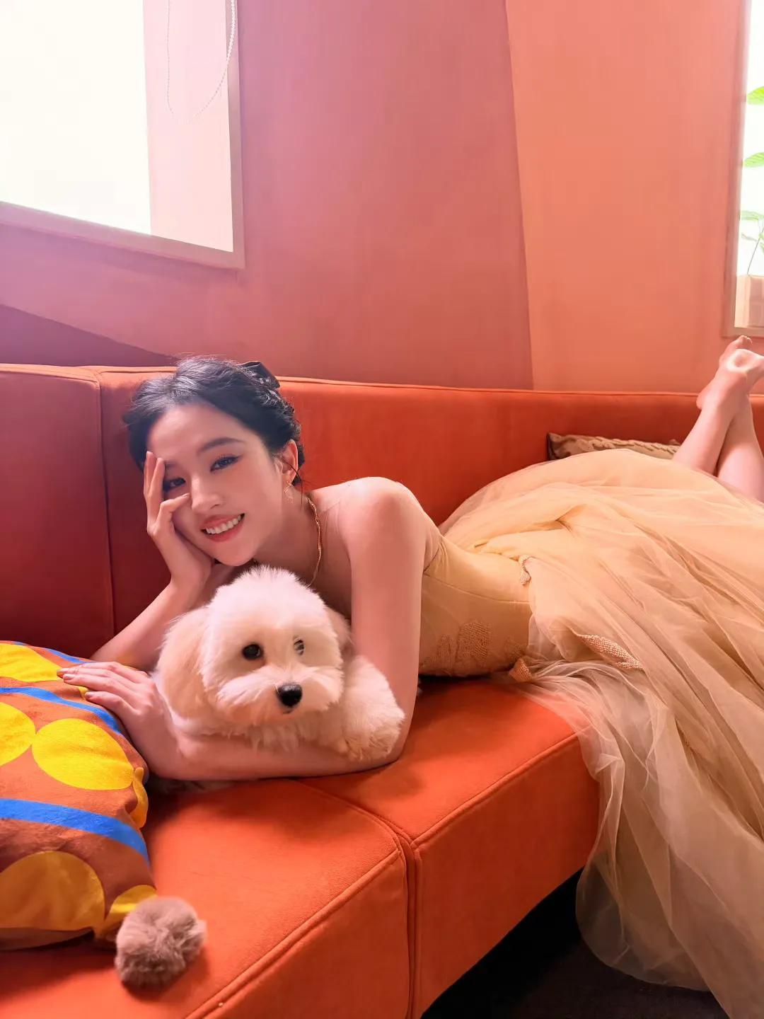 刘亦菲初雪晒和爱犬🐶哈哈的合照，
茜茜哈哈组合。
它在闹，她在笑，
冬天突然就