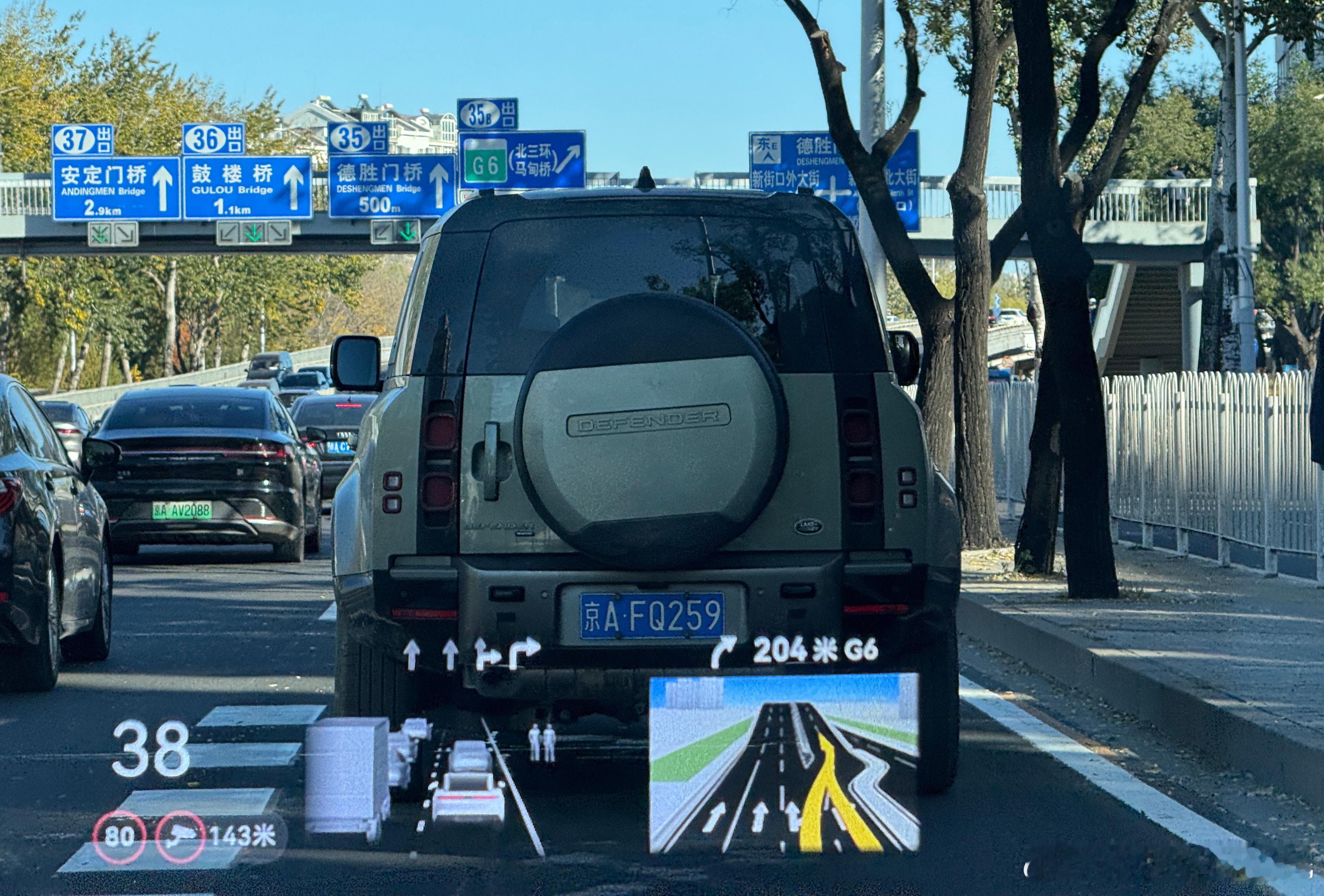 早上好，前面 路虎卫士  的小书包没装正，强迫症在他后面难受的要命[笑cry] 