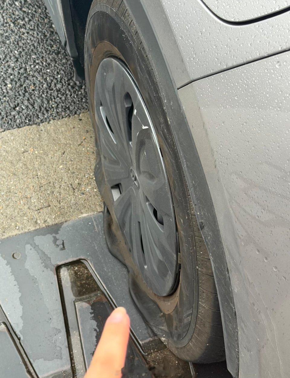 小鹏GX杜海涛开小鹏GX暴雨高架救援爆胎路人刷到这件事真的被狠狠暖到！两个女生雨