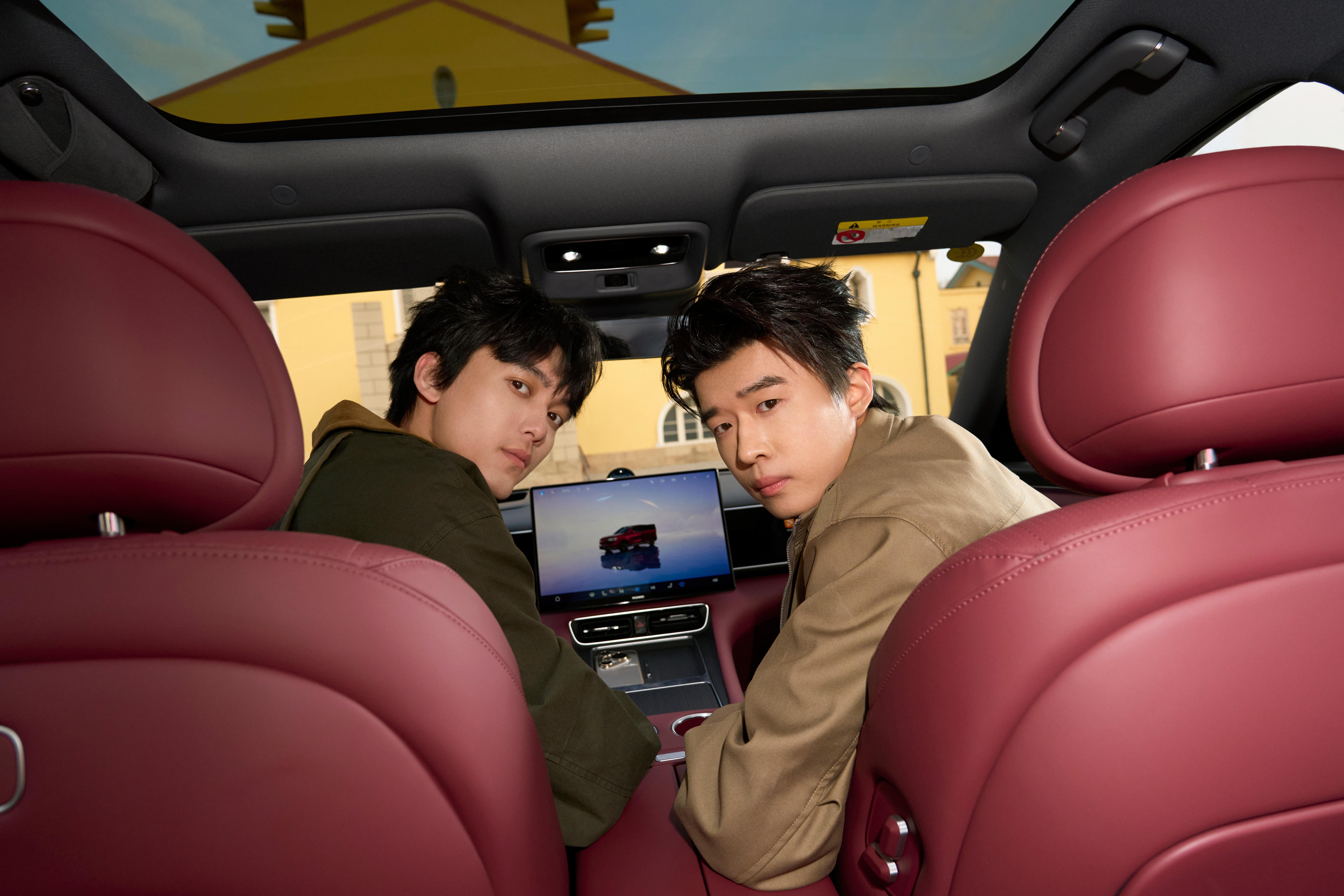 张呈雷淞然夺冠后双双买车刚拿下《喜人奇妙夜2》最佳喜剧小队冠军的张呈、雷淞然两人