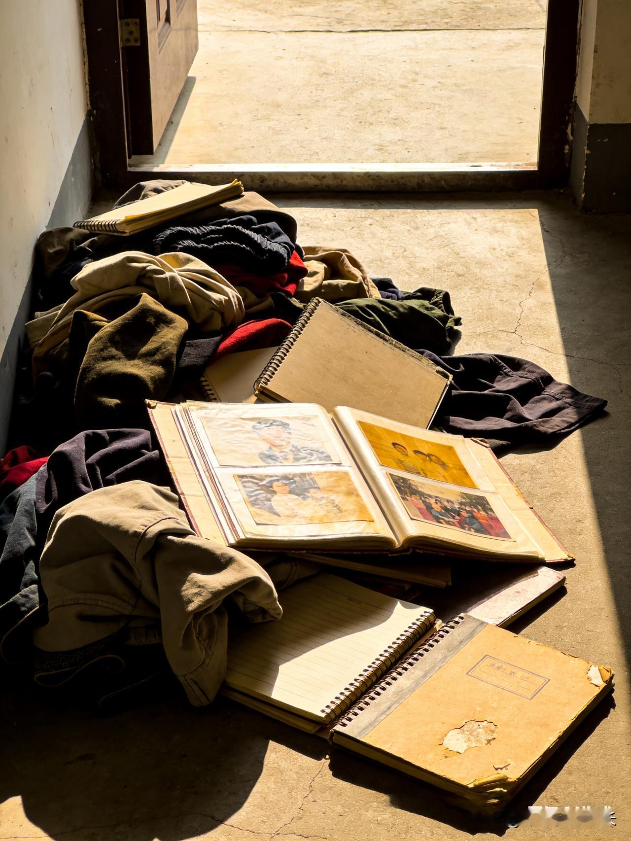 你见过一辈子的回忆，被堆在楼道里丢弃吗？
那天网友张姐路过楼下，眼前的一幕，让她