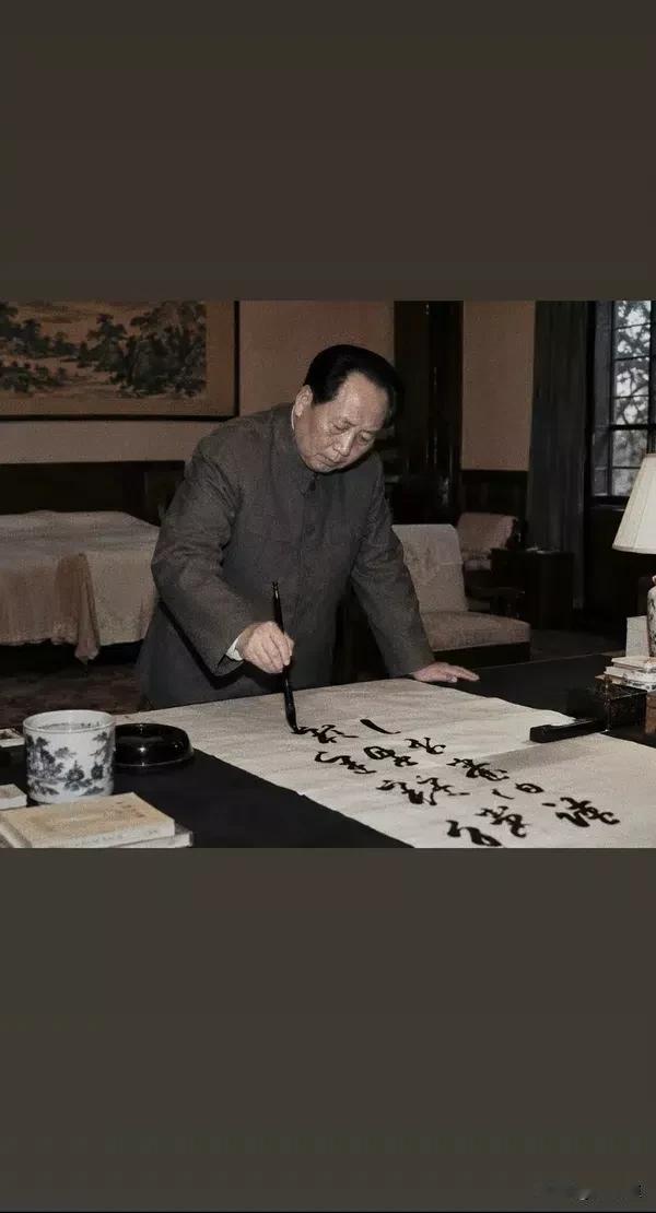 行笔势如龙奔涌，笔下山河写不尽。