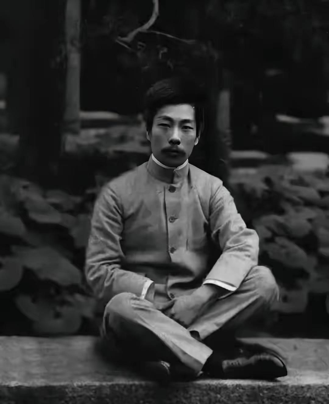 中国著名的文豪，大文学家，鲁迅先生，原名周树人，浙江绍兴人