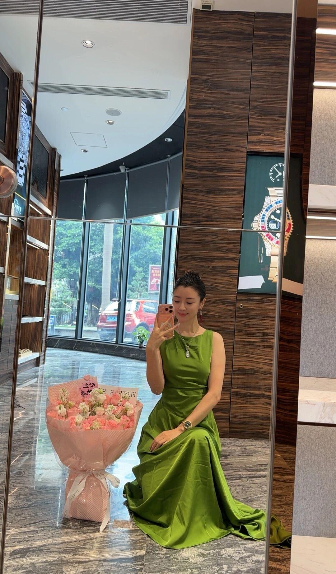 绿色是很难驾驭的颜色，她丈夫喜欢她穿绿色吗？