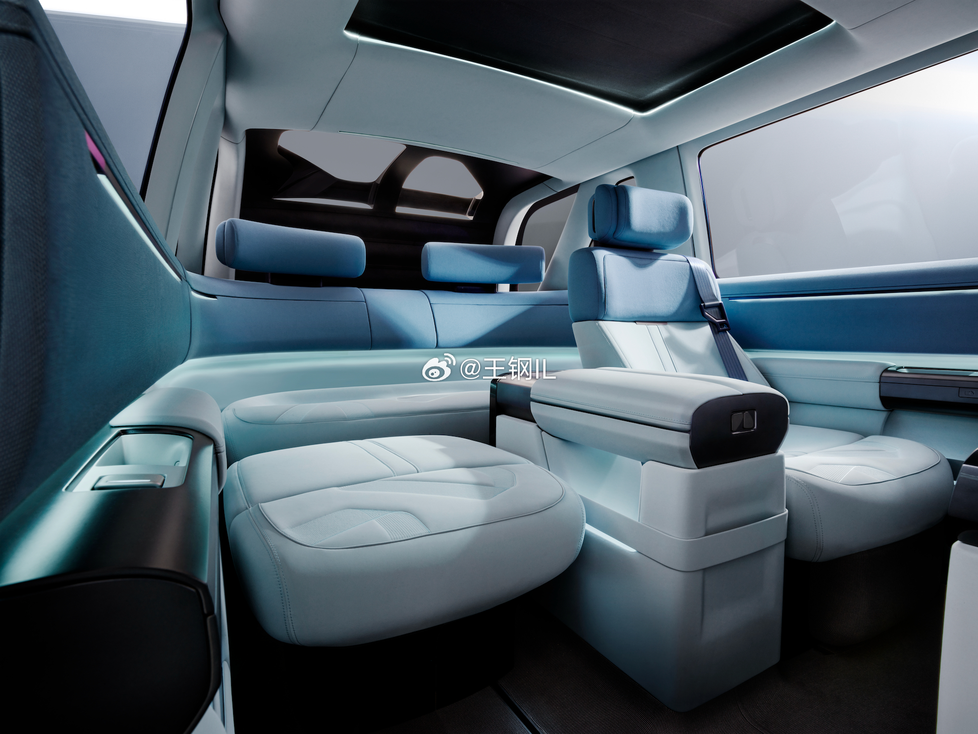 看到Freelander神行者的新车，作为路虎的重度爱好者和揽胜全系的车主，我觉