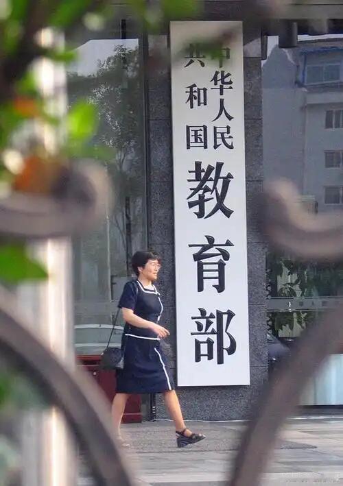 手机布置作业泛滥成灾，不是因为老师懒，也不是因为科技太发达，而是因为3个被大多数
