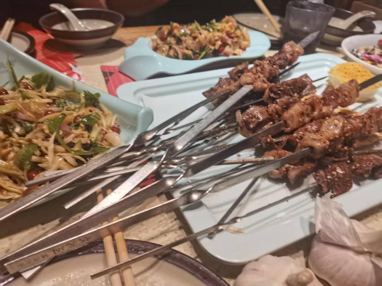 立秋，天立刻凉了起来，今天穿的棉布花裙子，感觉腿部都凉飕飕的。

今天都在抢秋膘