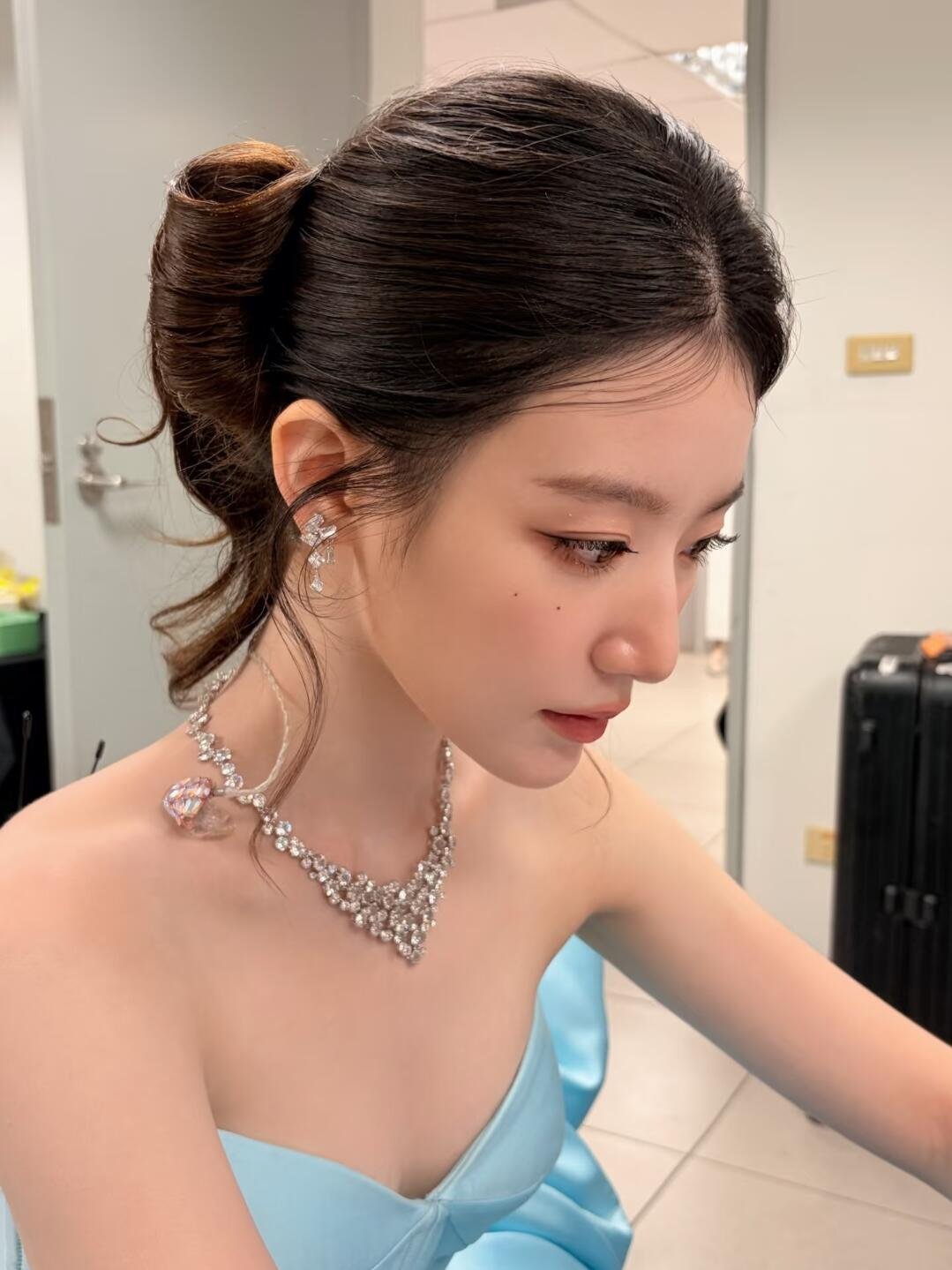 叶舒华ACON出场 【叶舒华】感觉这张图有雨后茉莉的香气 