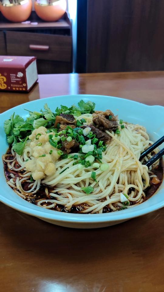 你们知道这叫什么面吗？
作为一名四川人，有许多的四川美食还没有吃到，也是蛮遗憾的