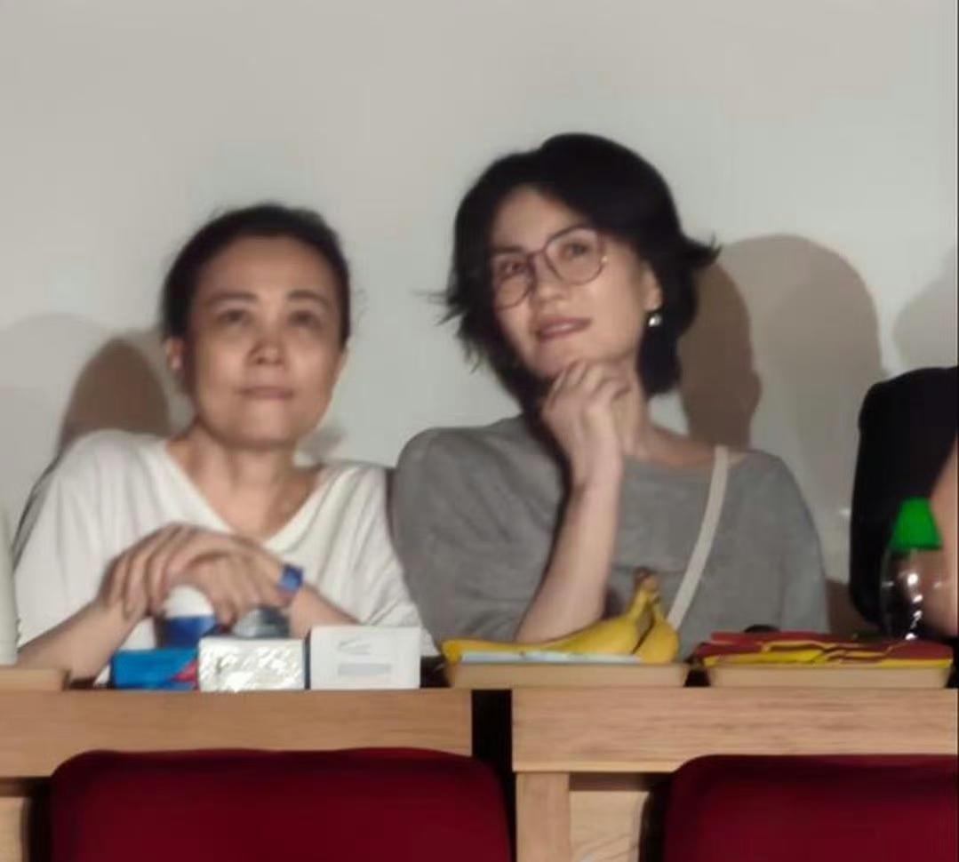 这张里王菲旁边是那英吗？
她俩咋那么好呢，
之前有人问王菲为什么没被港媒霸凌很多