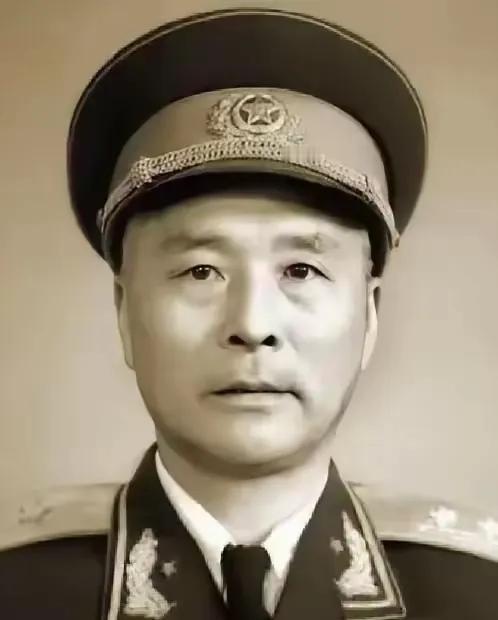 1950年，由马家军改编来的解放军骑兵部队突然叛乱，全员系上白布条冲锋，王震派装
