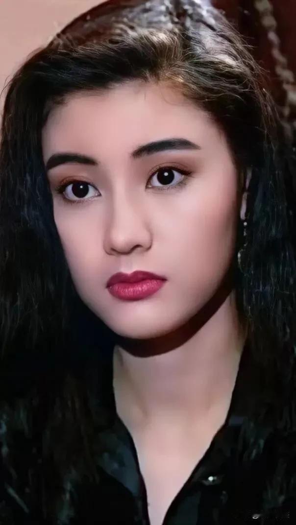 都说陈红是大陆第一美女，但是当把她和李嘉欣放在一起看的时候，就显得不够看了。
陈