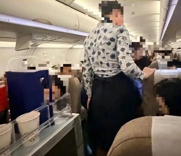 欧某某竟然是个惯犯！东航空姐下跪这事儿，扒出他的前科后，一切就都说得通了！就因为