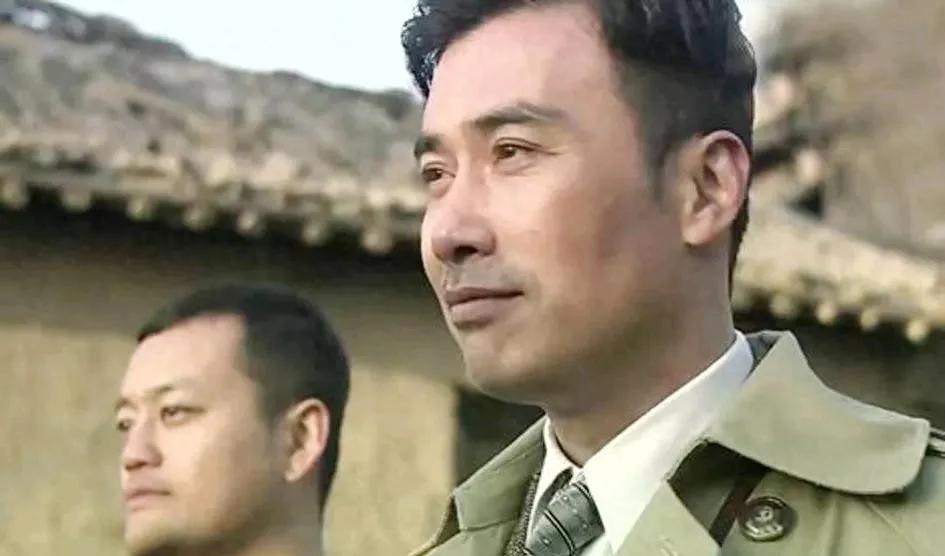 袁农恨得牙痒，可越恨越看不清。他把郑耀先当成杀人凶手，所有反常都变成了伪装。马小