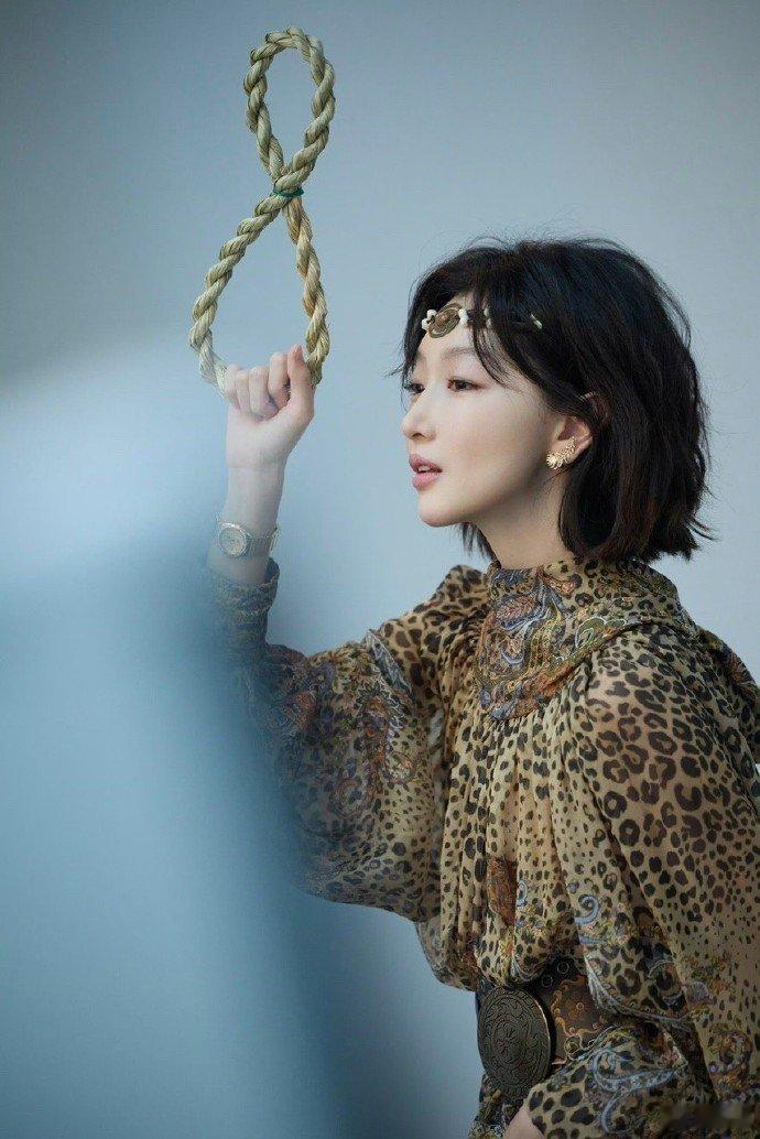 周冬雨怪趣摩登白裙花儿与少年看多了千篇一律的仙女长裙，周冬雨这套摩登白裙让人眼前