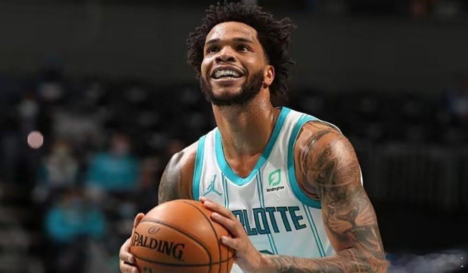 NBA常规赛进行进行。黄蜂以102-95逆转战胜鹈鹕，黄蜂在第二节一度落后对手2