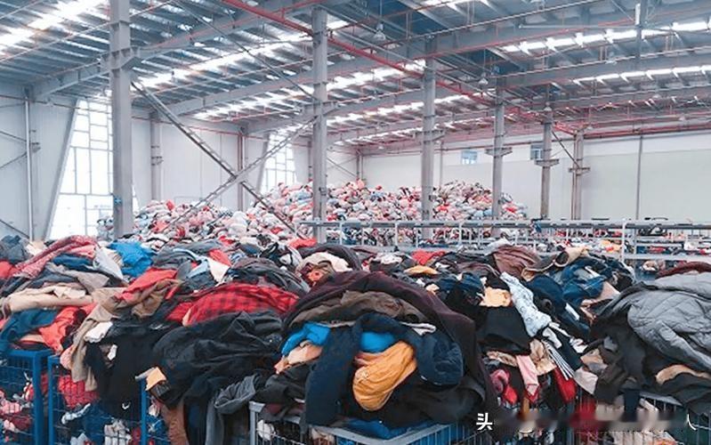 小区里的旧衣服回收箱上面的“爱心济困志愿者服务站”的几个大字一点也看不出狰狞的样