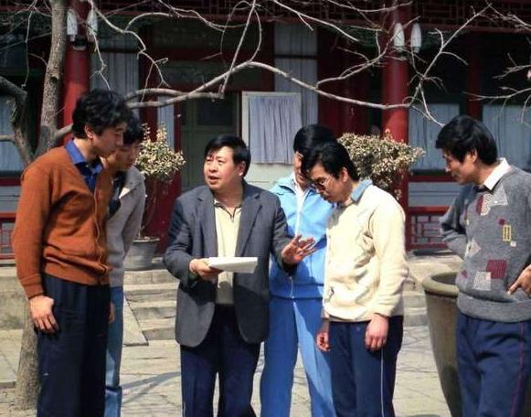 这张6人同框的老照片摄于1987年，我只认出了穿灰色西装、手持文稿的相声大师马季