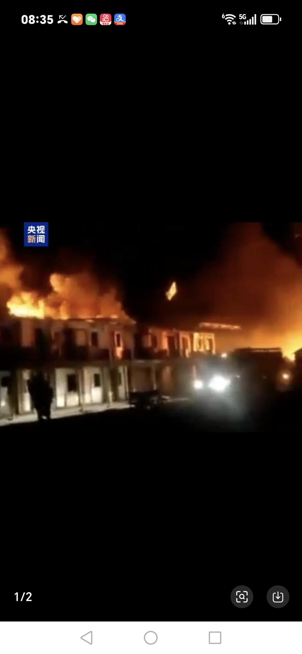 突发！阿富汗首都喀布尔遭空袭，巨大爆炸声撕裂深夜夜空
 
 据央视等权威媒体报道