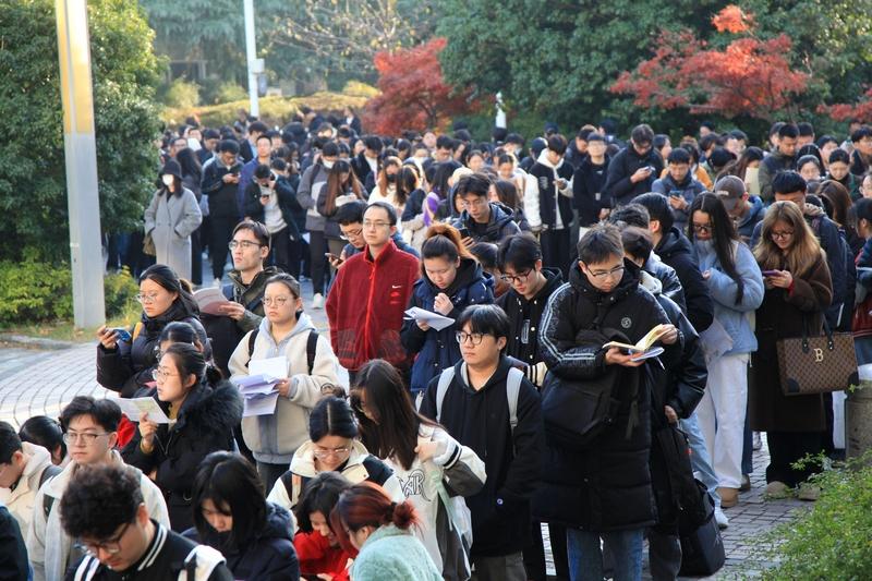 2025年国考报考首日竟有近19万人蜂拥而至，这一现象背后究竟隐藏着怎样的就业焦