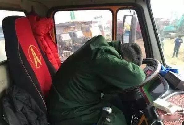 问题出在哪？疲劳驾驶害人害己，大货车司机对此却仿佛置若罔闻，可以说是在用命跑车。