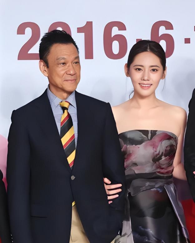 王学圻花甲之年花费200万结束四十年婚姻，如今被大量文案包装成熟年离婚的范本，当