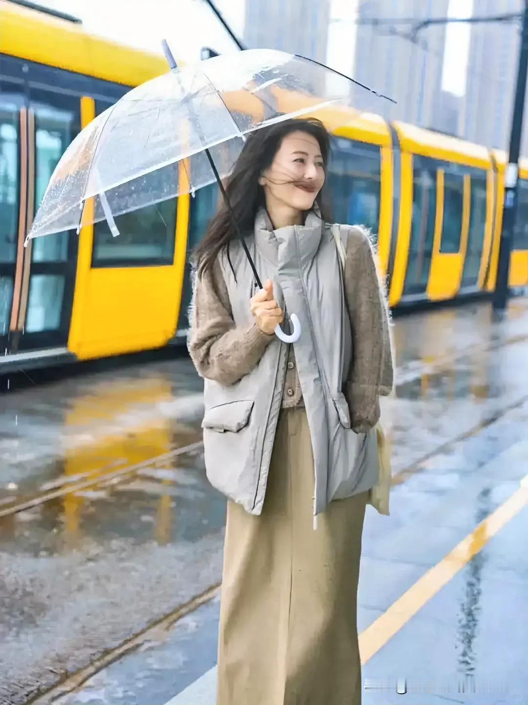 高圆圆“雨中漫步，优雅如你”🌧️👗