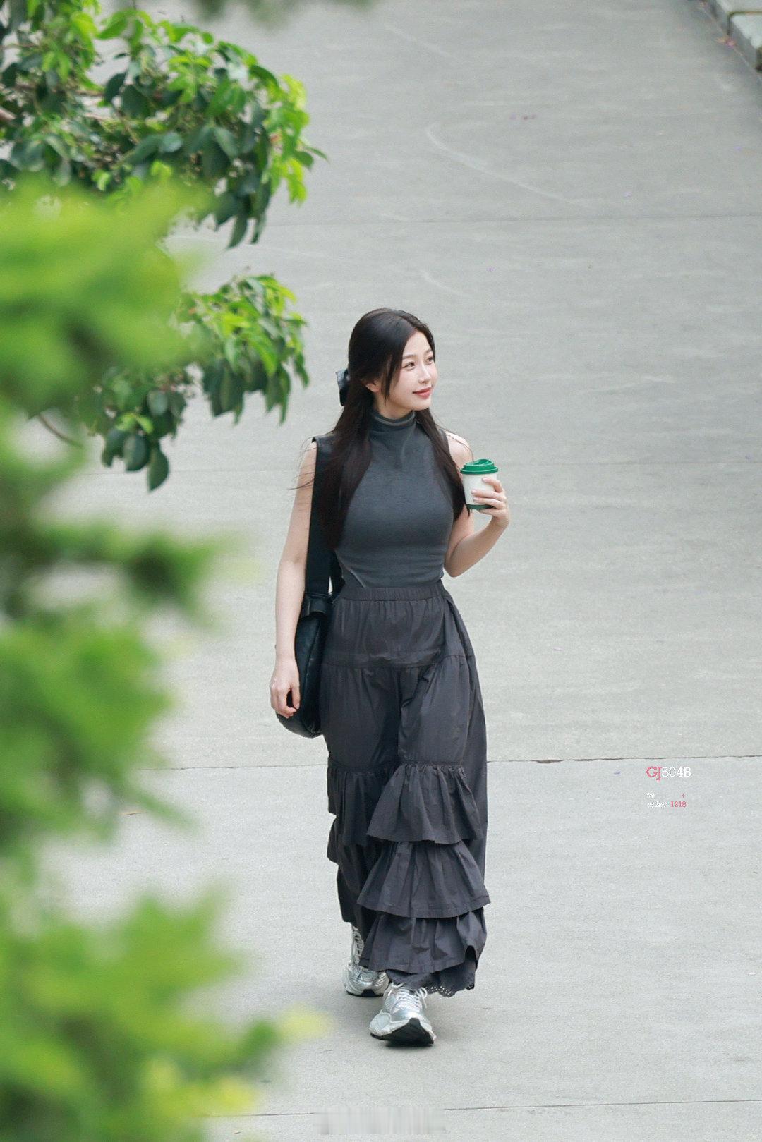 虞书欣 鞠婧祎近日路透来了，谁懂两位大美女透过屏幕的活力感🥹🥹！！！ ​​​