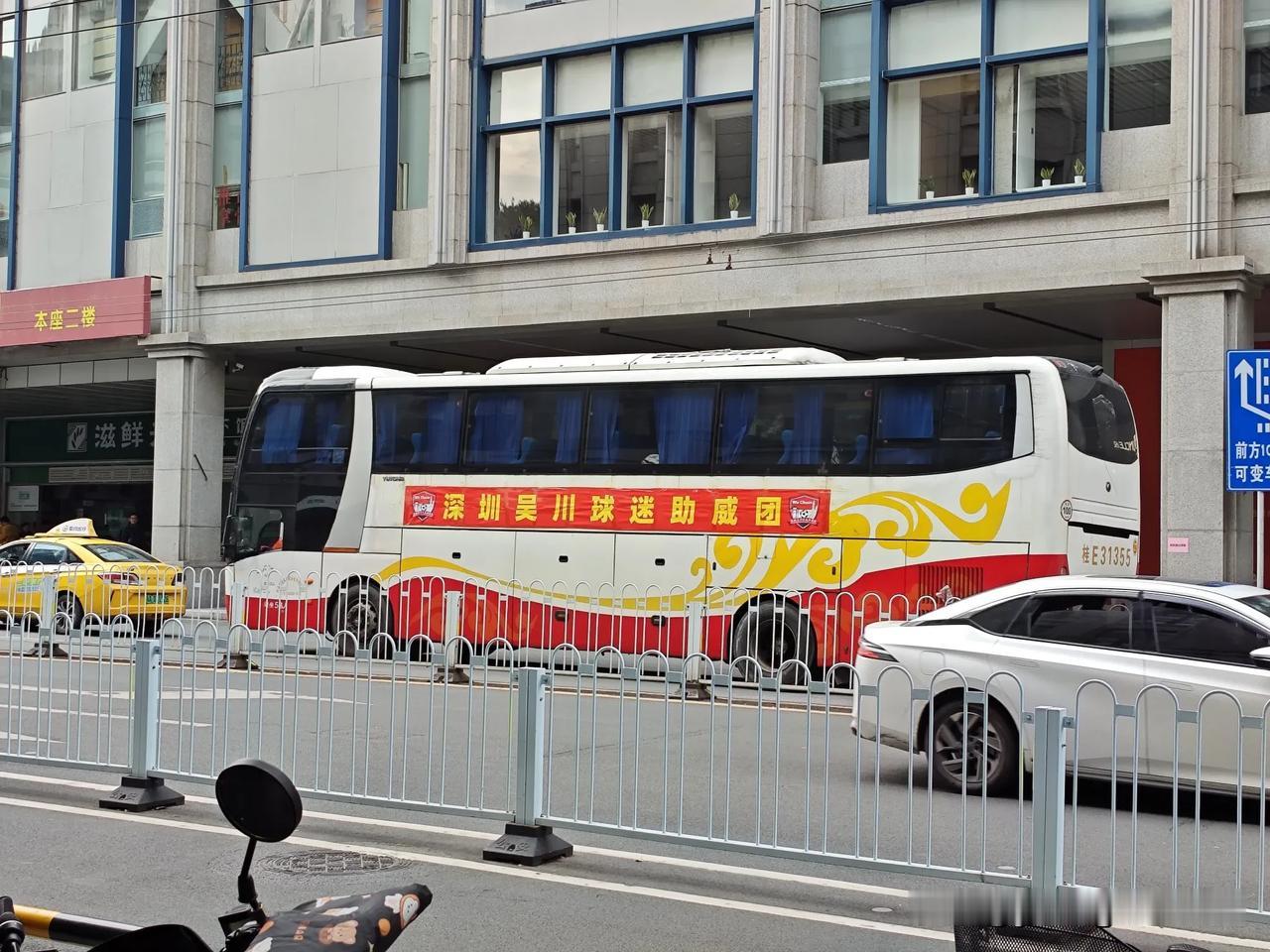 广东省超足球赛决赛在广州越秀区广东省体育场开打。来自粤西湛江吴川的吴川青年队杀出