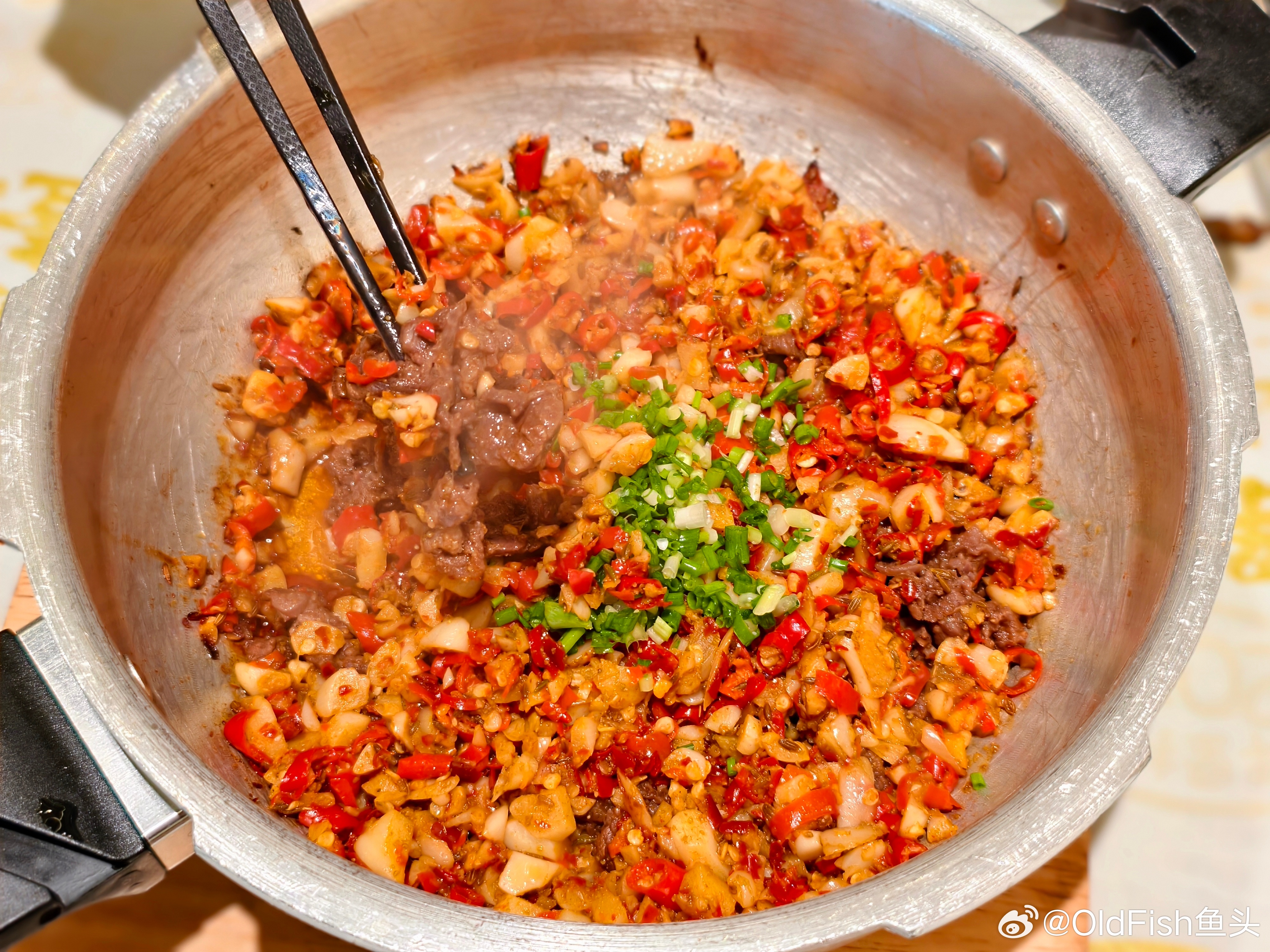 长沙的美食就是一个字——辣！要是非得两个字，那就是——香辣！把我辣的鼻涕到处流，